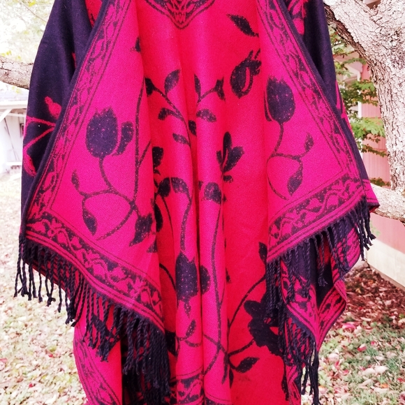 NEW WOMAN'S WRAP/TRUE RED AND BLACK/REVERSIBLE - Picture 2 of 5